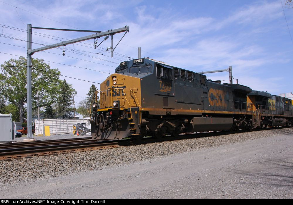 CSX 7263 leads M218